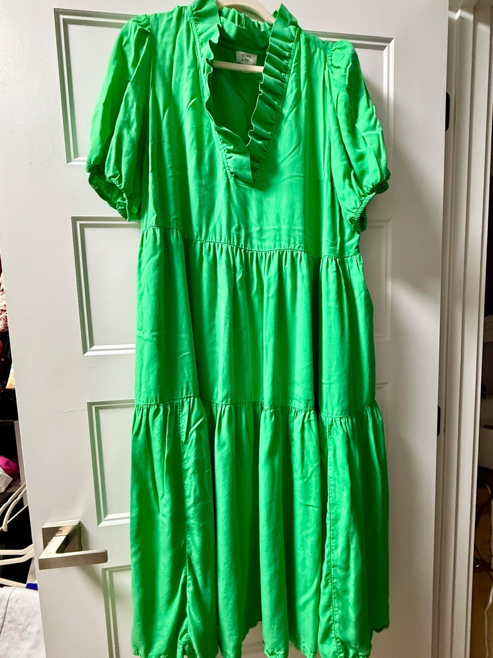 crown & ivy Green Ruffle V-Neck Tiered Midi Dress